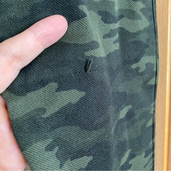 Spanx Look At Me Now Seamless Legging in Green Camo Size Medium - Picture 7 of 8